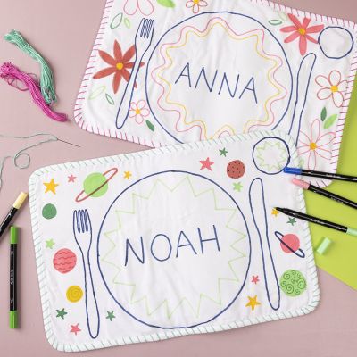 Placemats decorated with textile markers
