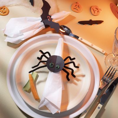 Spooky napkin ring made of cardboard and pipe cleaners